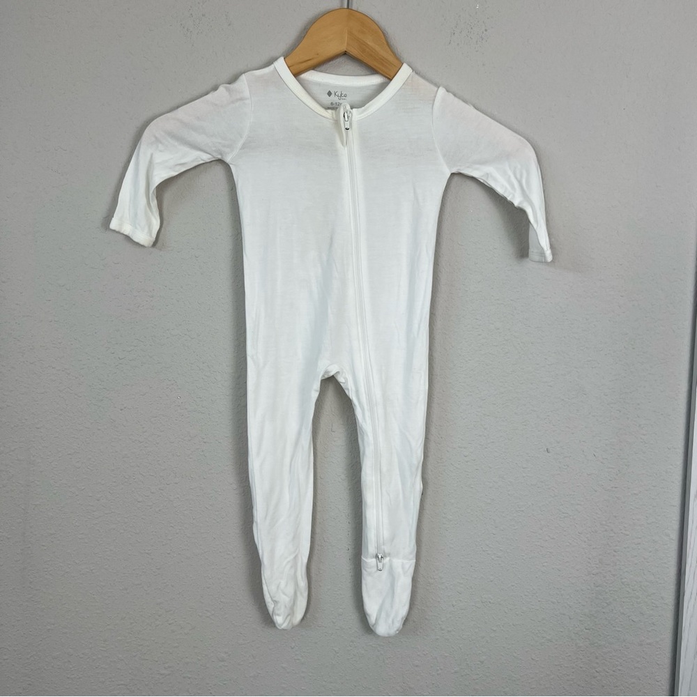 Kyte baby bamboo 6-12m zip footie pajamas- Cream White